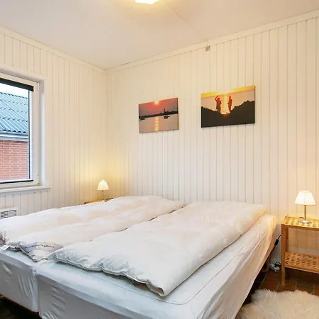 5 Person On A In Appartement *