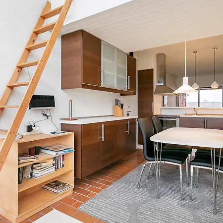 5 Person On A In Appartement *